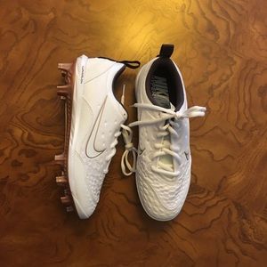 women’s softball cleats